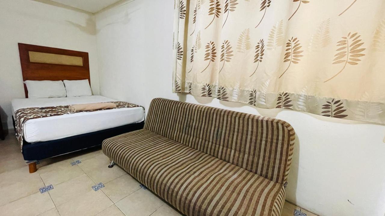 Hotel B&B - Playa Del Carmen Bagian luar foto A sofa bed