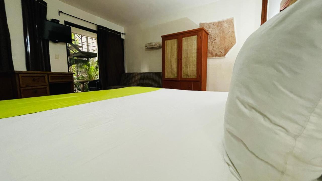 Hotel B&B - Playa Del Carmen Bagian luar foto A room at the hotel