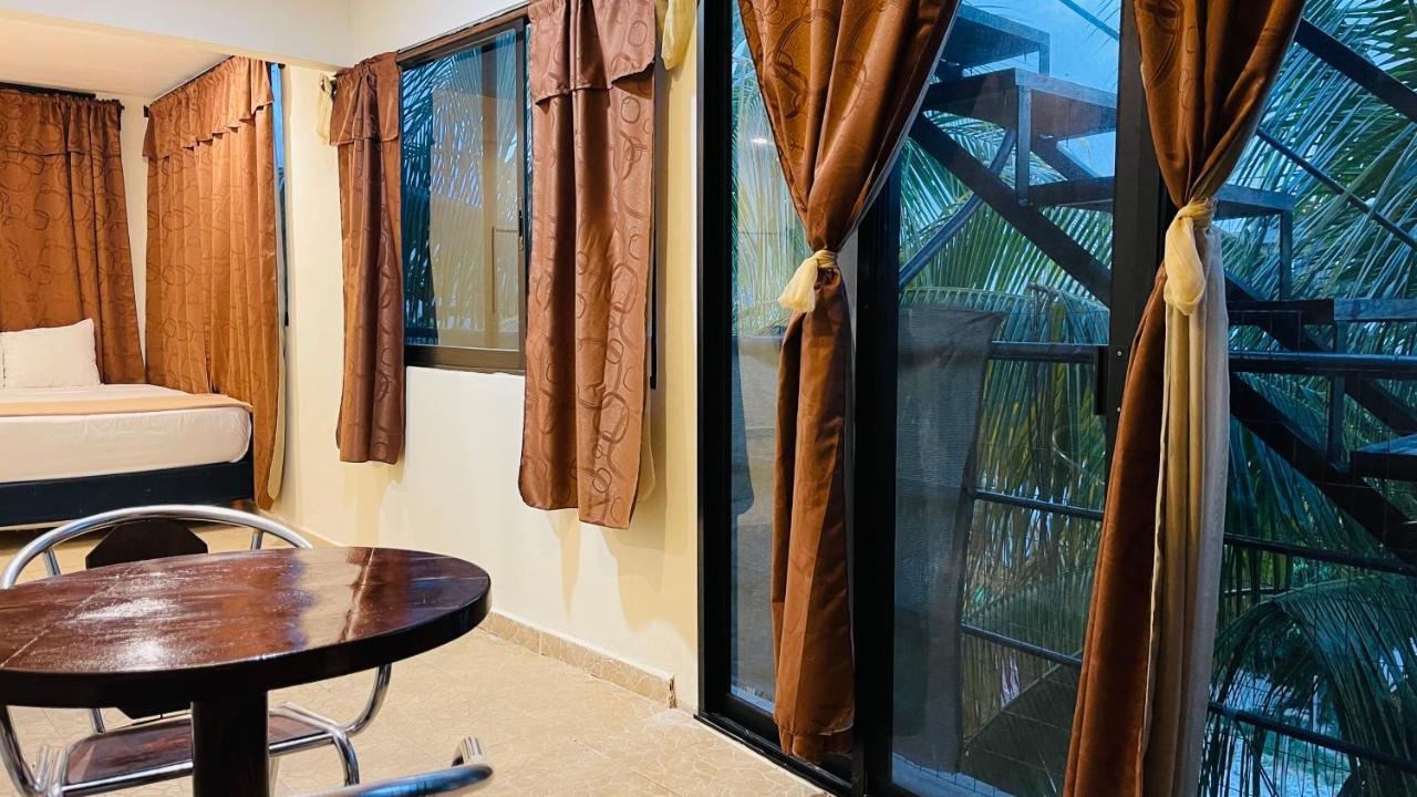 Hotel B&B - Playa Del Carmen Bagian luar foto Curtains
