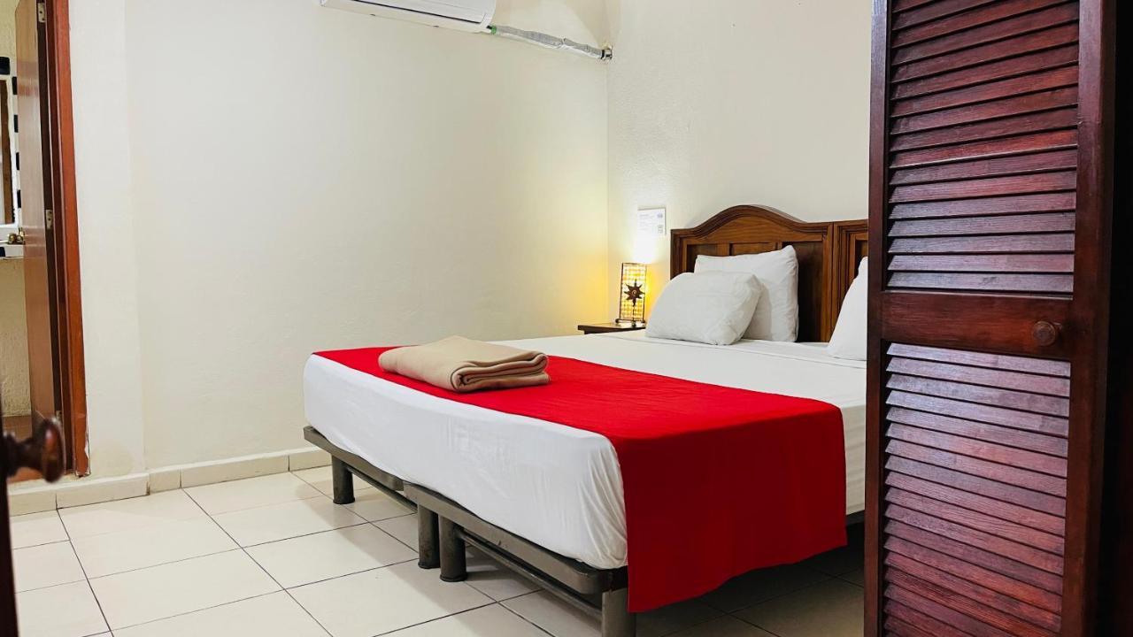 Hotel B&B - Playa Del Carmen Bagian luar foto A bedroom at the hotel
